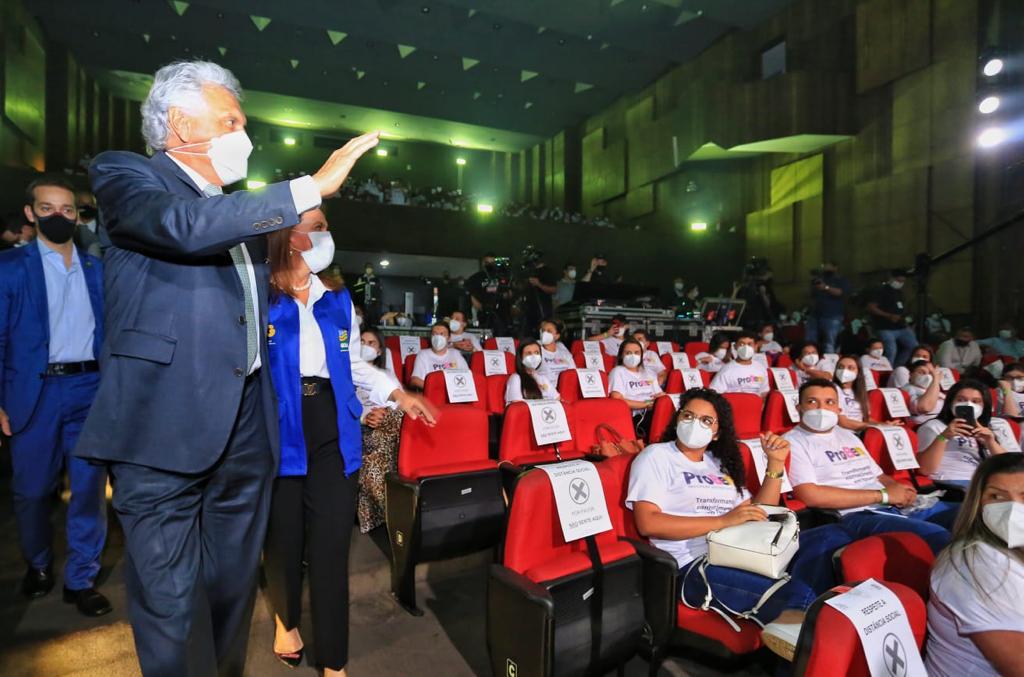 Caiado contempla universitários com aluguel social no valor de R$ 350