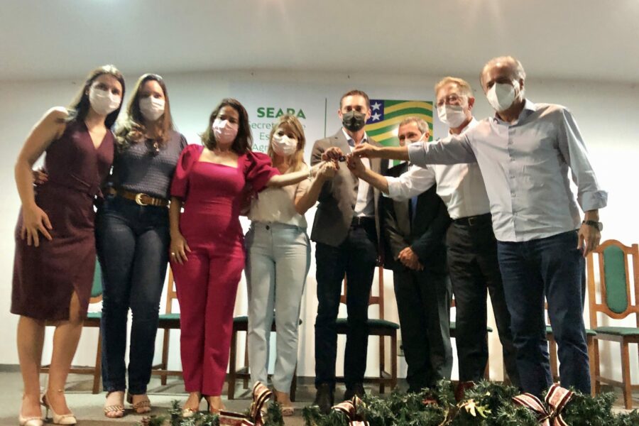 Prefeitos recebem as chaves de caminhões-pipa do Mecaniza Campo