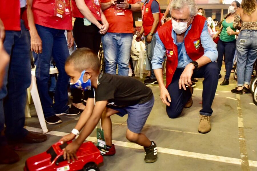 OVG distribui 15 mil brinquedos no Mutirão Iris Rezende