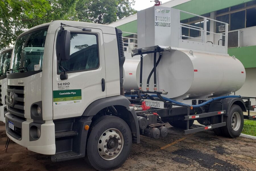 Governo entrega 18 caminhões-pipa a municípios goianos
