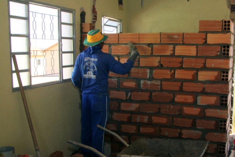 Caiado sanciona Pra Ter Onde Morar, lei que dá direito à moradia a 30 mil famílias