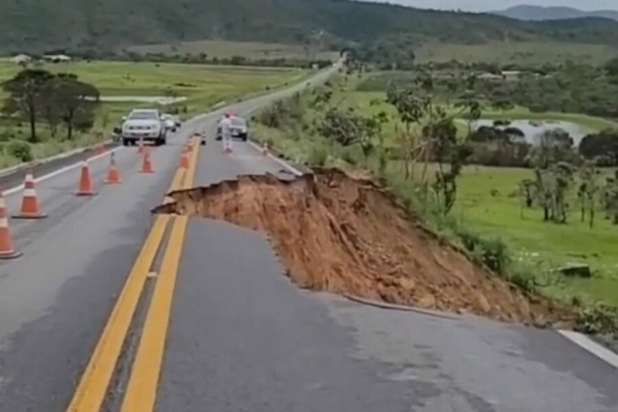 Em vistoria à GO-118, Caiado define rota alternativa e determina plano de recuperação da rodovia