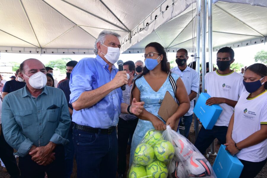 Caiado entrega uma série de benefícios a população no aniversário de 63 anos de Aruanã