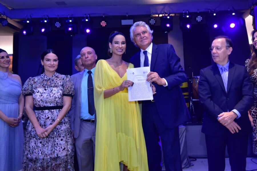 Caiado entrega doação de escritura de terreno onde funciona sede própria da Asmego