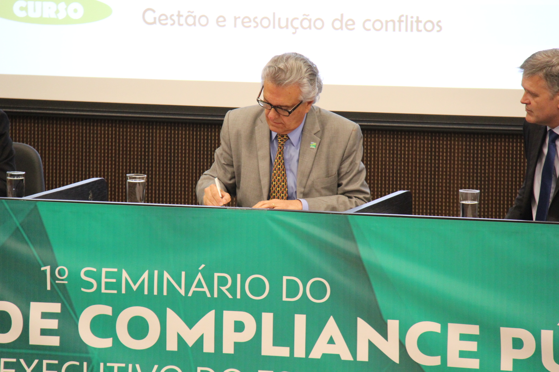 Caiado premia servidores no Programa de Compliance e reinaugura Teatro Escola Basileu França, nesta quinta (9)