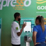 Jovens do Aprendiz do Futuro orientam uso do Expresso Totem