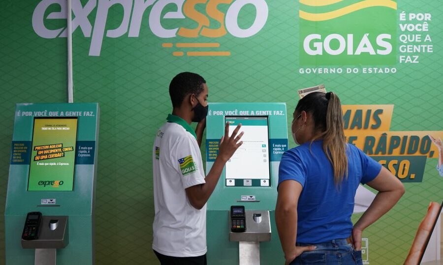 Jovens do Aprendiz do Futuro orientam uso do Expresso Totem