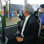 Caiado apresenta ônibus articulado 100% elétrico para circular no Eixo Anhanguera