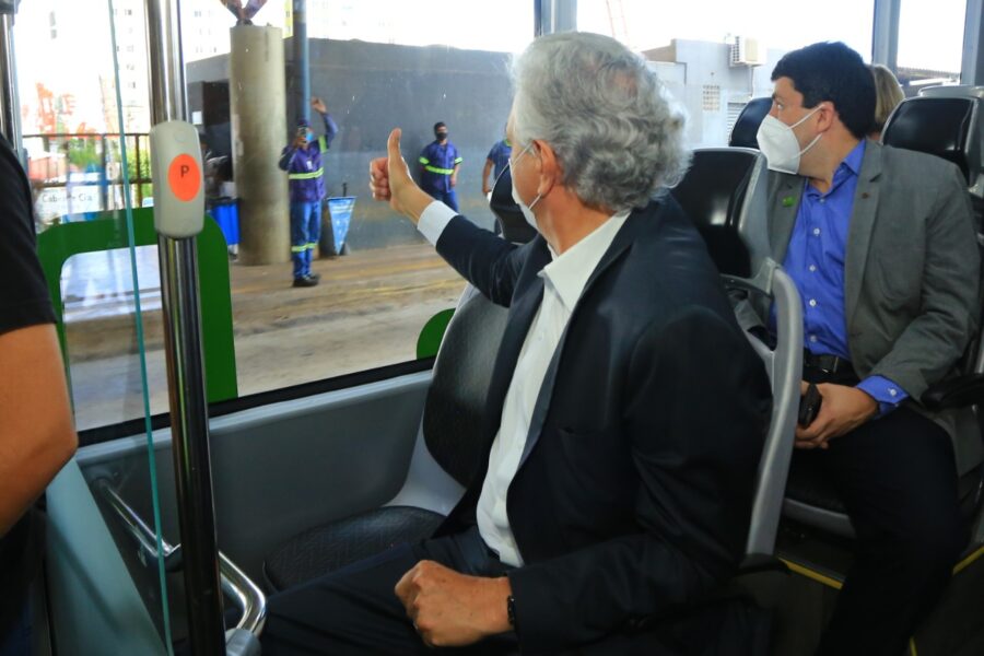 Caiado apresenta ônibus articulado 100% elétrico para circular no Eixo Anhanguera