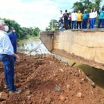 Caiado vistoria obra de ponte que liga Santa Tereza de Goiás a Formoso