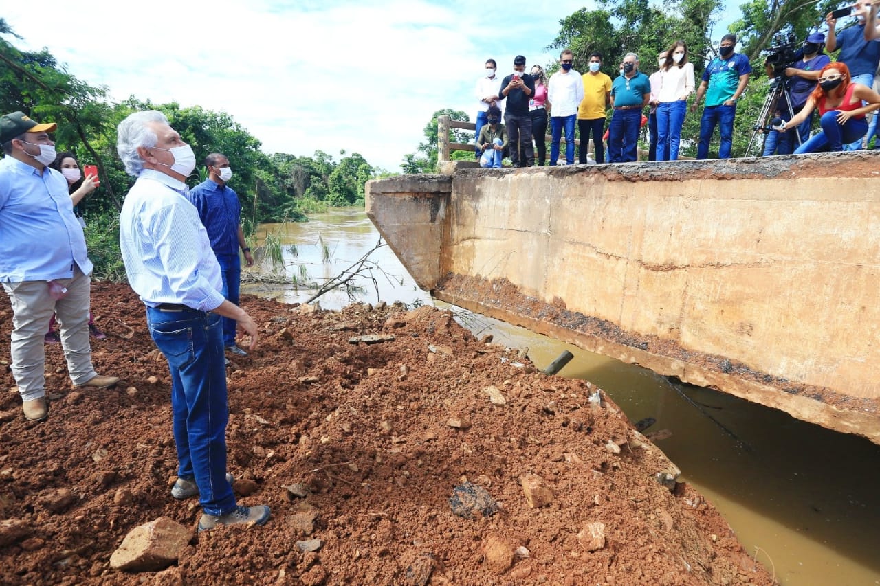 Caiado vistoria obra de ponte que liga Santa Tereza de Goiás a Formoso