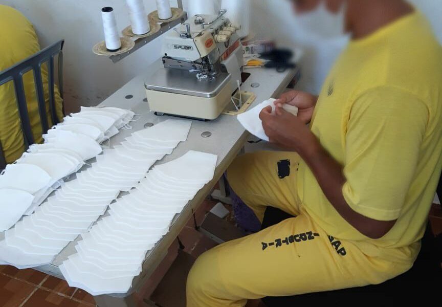 Em uma semana, detentos do CPA produzem três mil máscaras de proteção