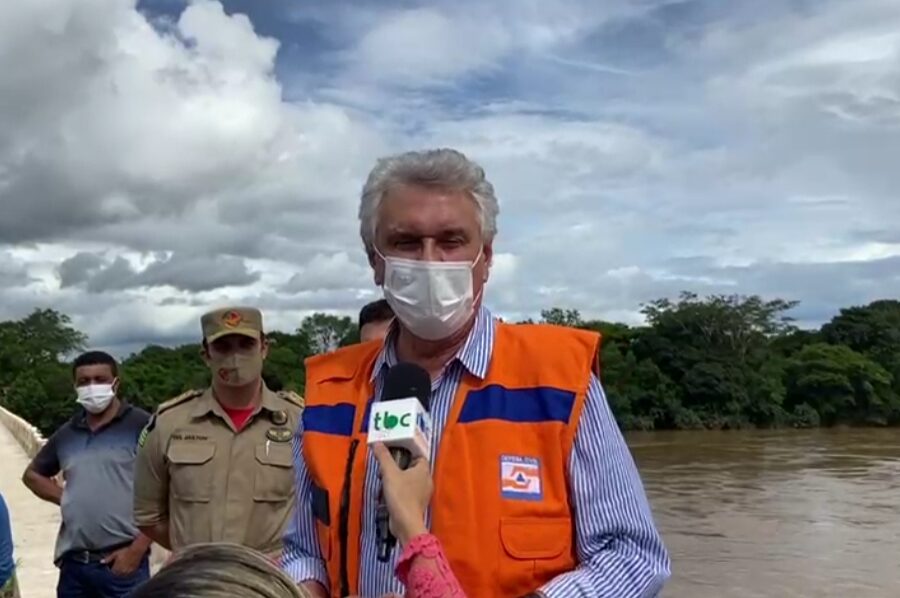 Caiado enfrenta 10 horas de viagem para levar ajuda ao Nordeste goiano