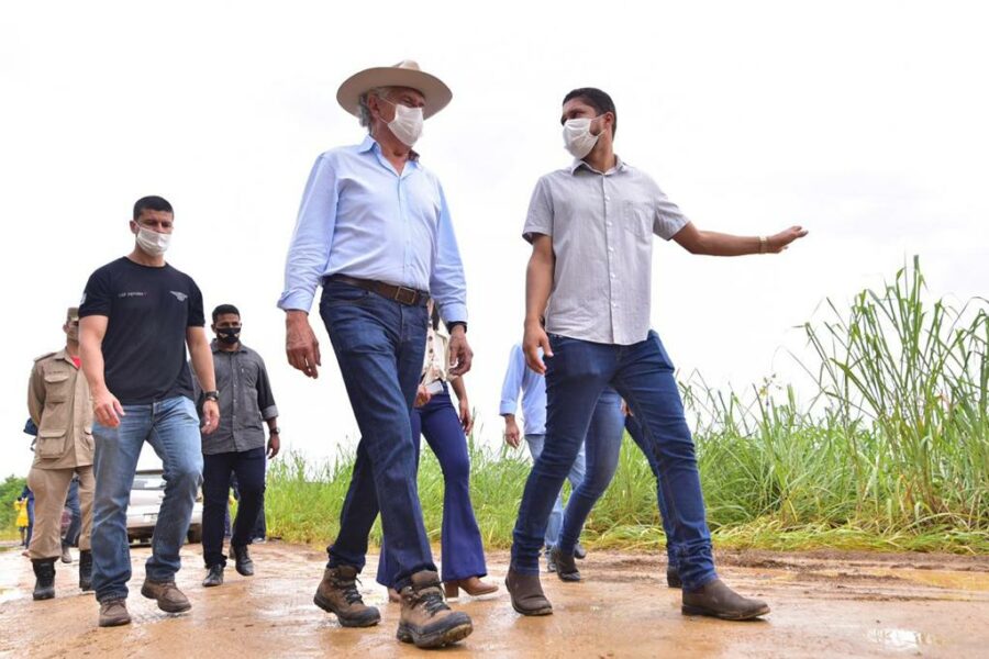 Caiado vistoria GO-447 e entrega 650 cestas básicas a quilombolas