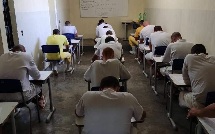 Mais de 600 detentos fazem a prova do Enem, neste domingo (9)