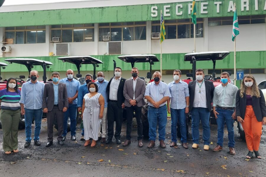 Municípios recebem tratores e caminhões para apoio à agricultura familiar