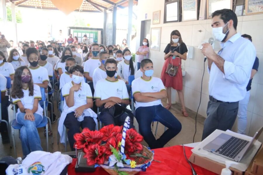 Alunos e professores de três escolas em Crixás recebem benefícios