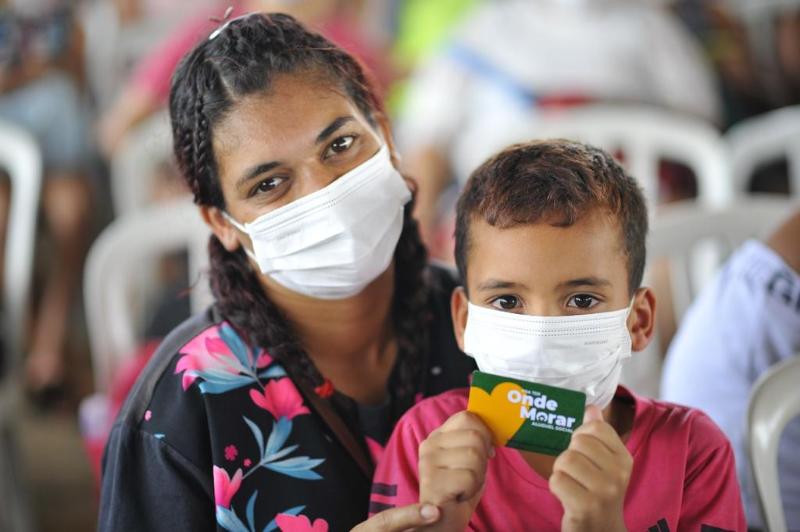 Governo entrega cartões do Aluguel Social a mais 1.200 famílias de Goiânia