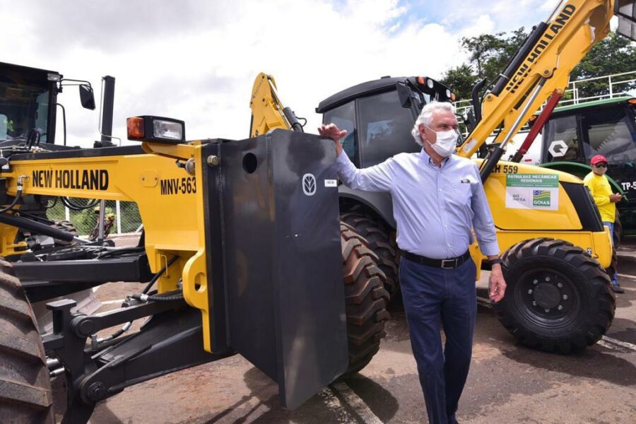 Caiado lança Patrulhas Mecânicas Regionais para recuperar vias municipais