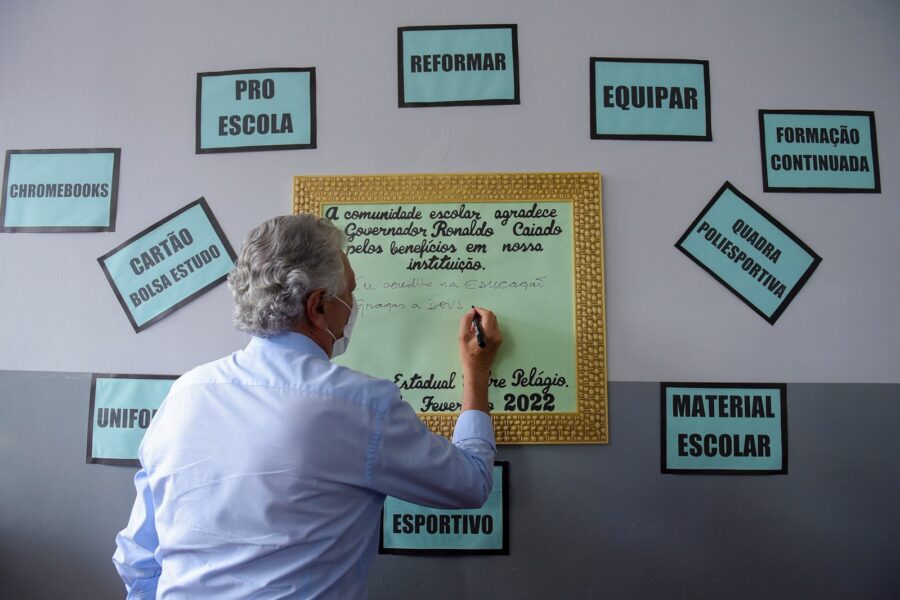 Em Trindade, Caiado entrega mais de R$ 1,5 milhão em benefícios para educação