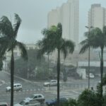 Calor e umidade trazem mais chuvas a Goiás com rajadas de vento e raios