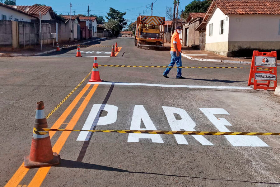 Governo de Goiás sinaliza as ruas de Nova Crixás