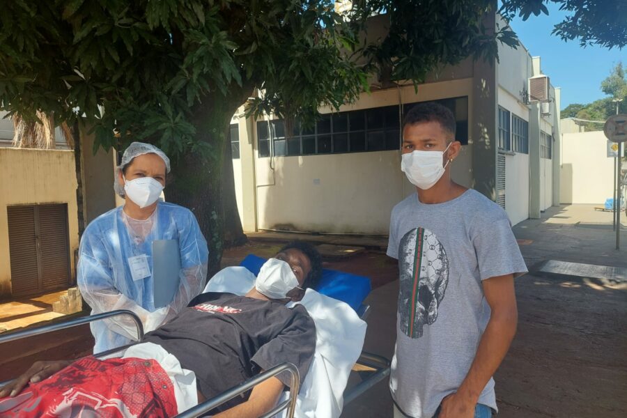 Hugo proporciona banho de sol a mais um de seus pacientes