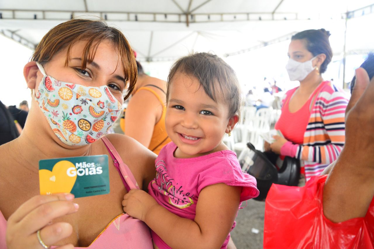 Em apenas quatro dias, são entrega 3.121 cartões do Mães de Goiás em 21 municípios