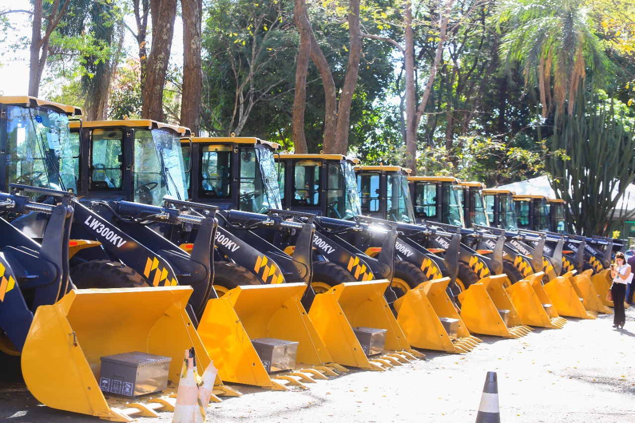 Estado entrega 740 máquinas aos municípios e possibilita melhorias em infraestrutura rural