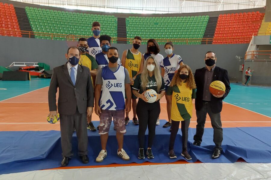 UEG entrega uniformes aos atletas que irão competir nos JUGs