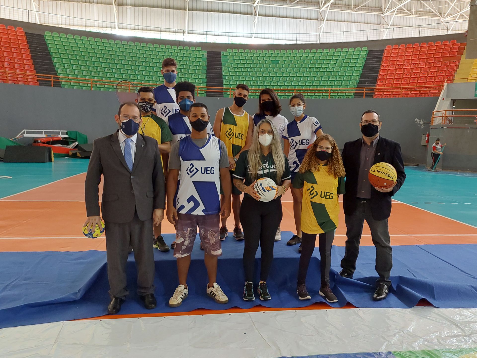 UEG entrega uniformes aos atletas que irão competir nos JUGs