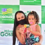 Governo inicia entrega de cartões do Mães de Goiás para mais 30 mil famílias