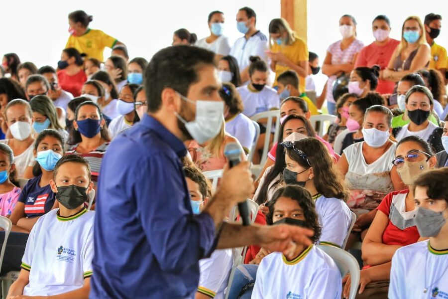 Governo entrega benefícios a colégios estaduais de Araguapaz