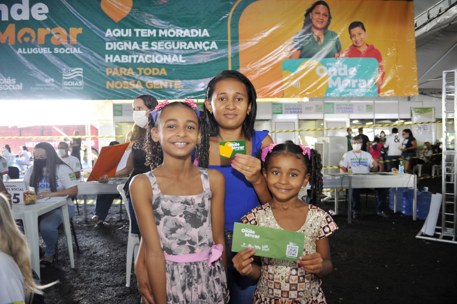 Agehab entrega 800 cartões do Aluguel Social para famílias de Anápolis