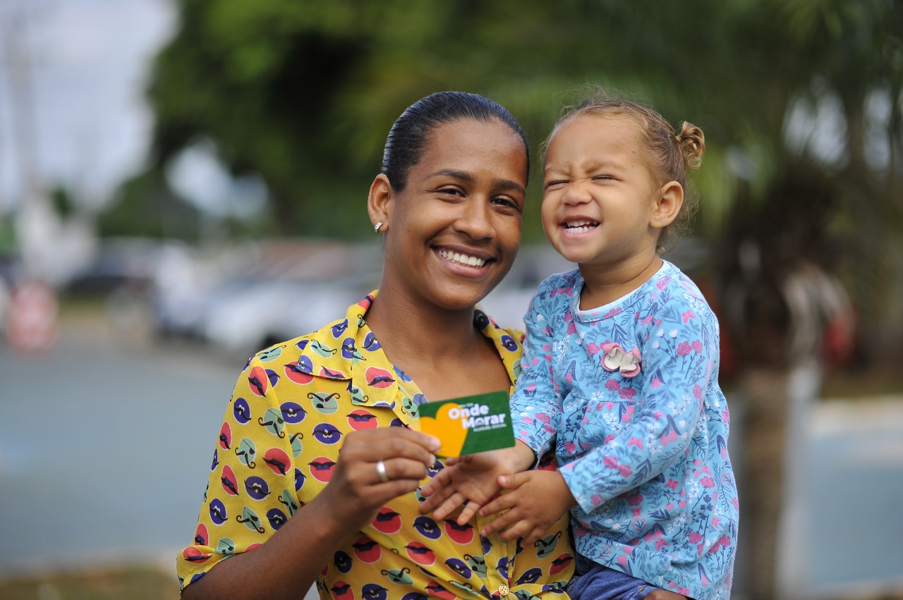 Agehab entrega cartões do Aluguel Social e escrituras para famílias de Senador Canedo