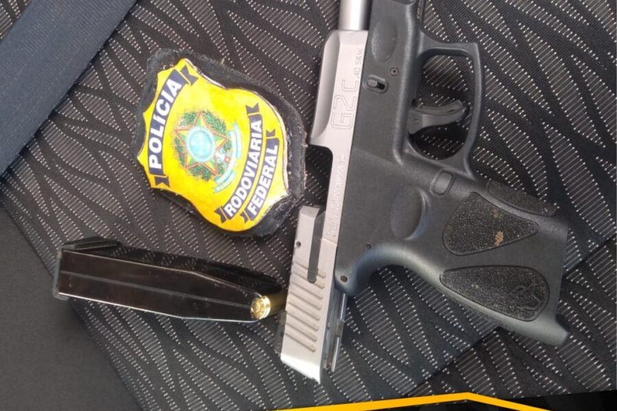 Em Águas Lindas, policiais penais prendem suspeito com arma de fogo e distintivo falso da PRF