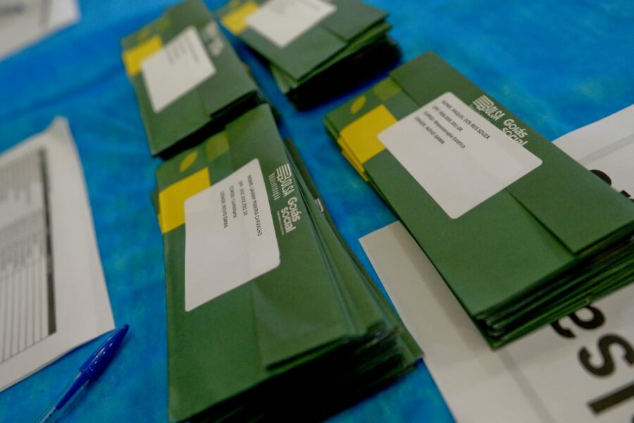 Moradores de Novo Gama recebem certificados e benefícios do Goiás Social