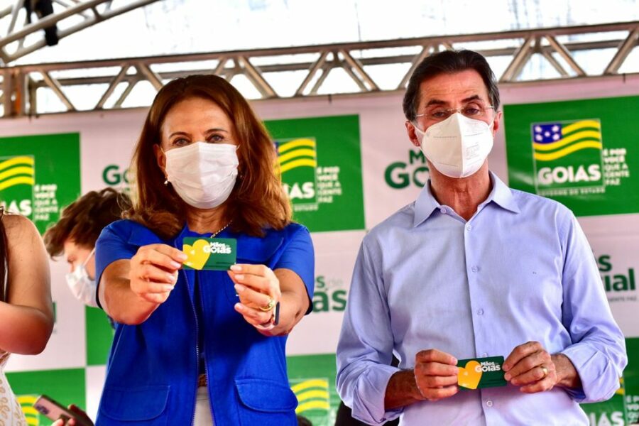 Primeira-dama entrega cartões do Mães de Goiás em Turvânia, nesta quinta