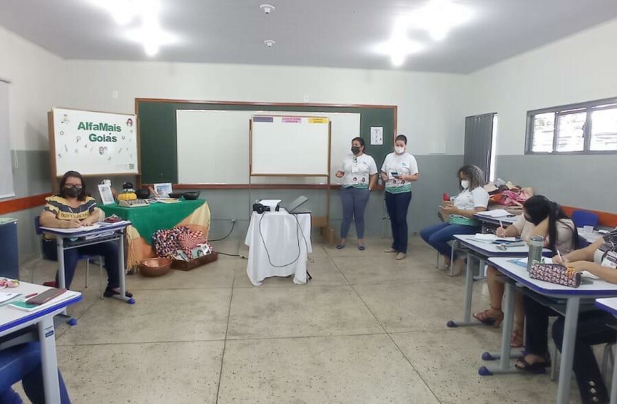 AlfaMais desenvolve formação na regional de Educação de Santa Helena de Goiás