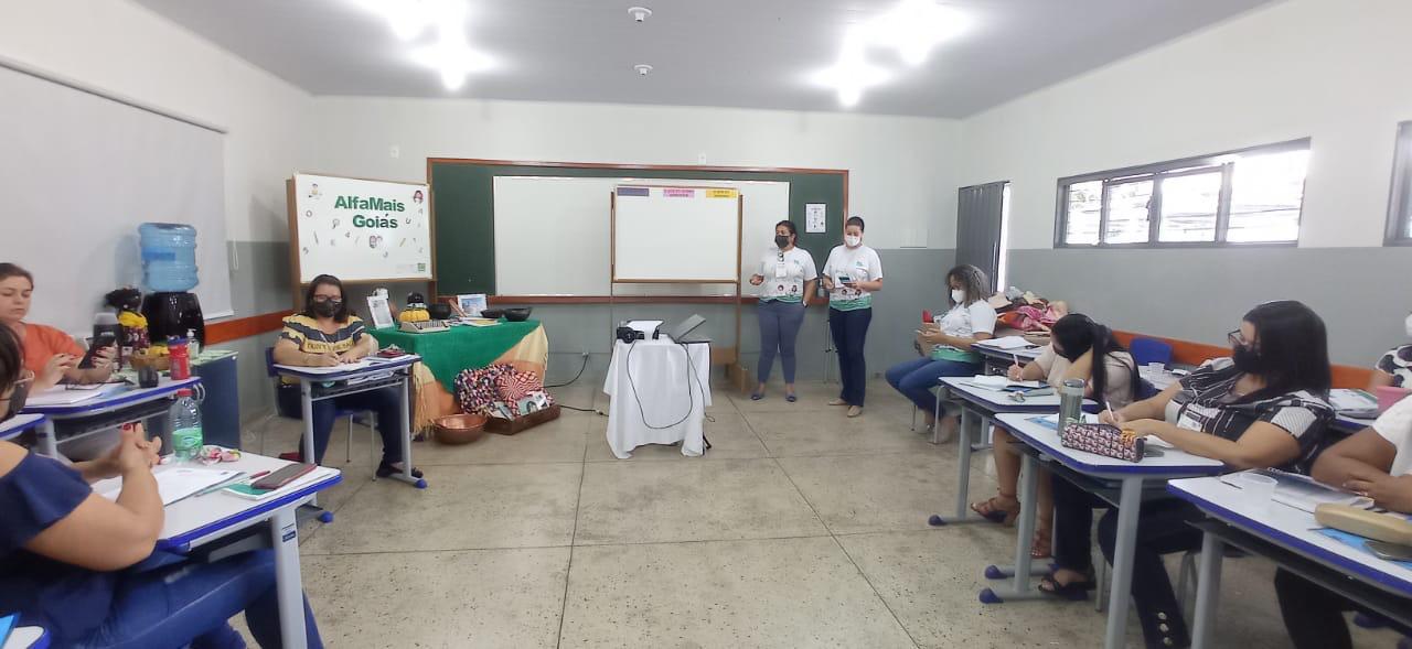 AlfaMais desenvolve formação na regional de Educação de Santa Helena de Goiás