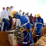 Caiado vistoria obras de abastecimento de água, em Novo Gama