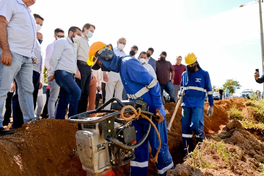 Caiado vistoria obras de abastecimento de água, em Novo Gama