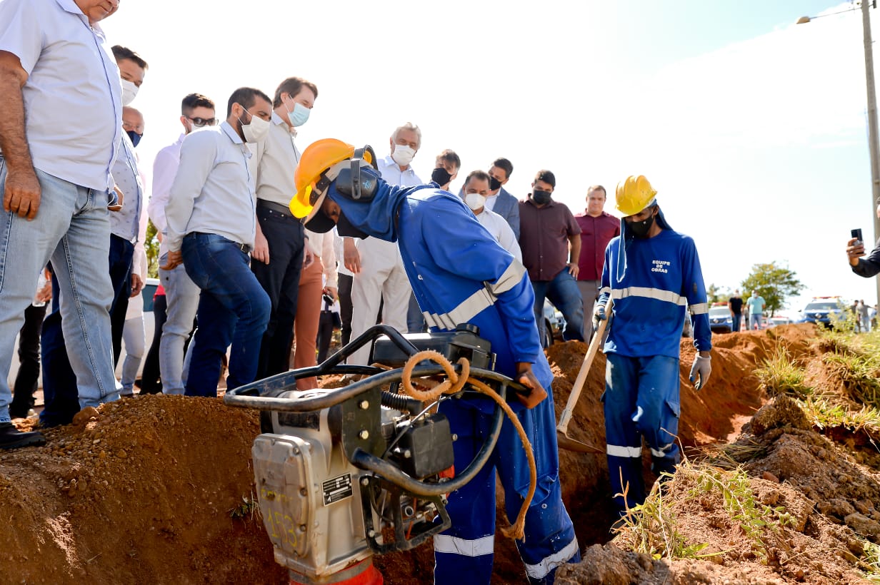 Caiado vistoria obras de abastecimento de água, em Novo Gama