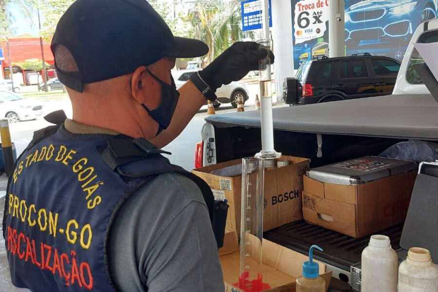Procon interdita bomba em posto de combustível por venda de gasolina adulterada