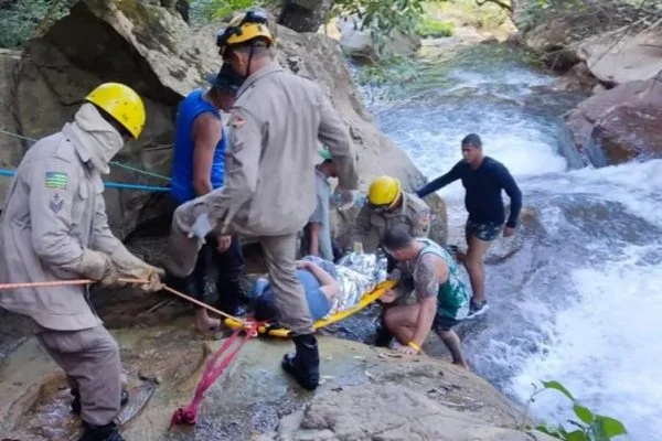 Após acidente, turista é resgatada em cachoeira no Entorno do DF