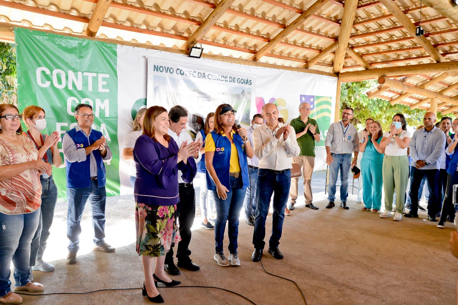 Primeira-dama Gracinha Caiado entrega benefícios na cidade de Goiás