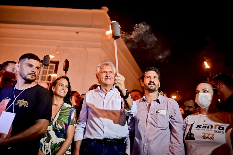 “Estamos voltando a realidade e saindo de um pesadelo”, diz Caiado na Procissão do Fogaréu