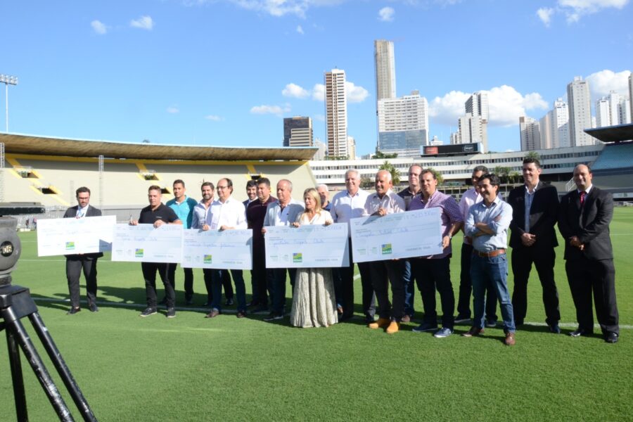 Estado entrega R$ 3 milhões em prêmios a times de futebol goiano