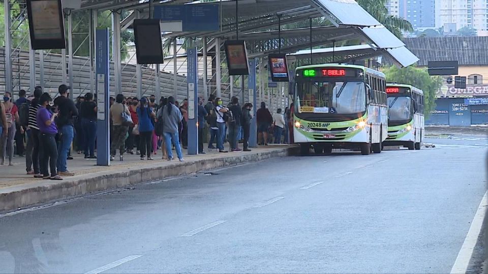 Ação da PM reduz furto de celular nos terminais de ônibus da capital