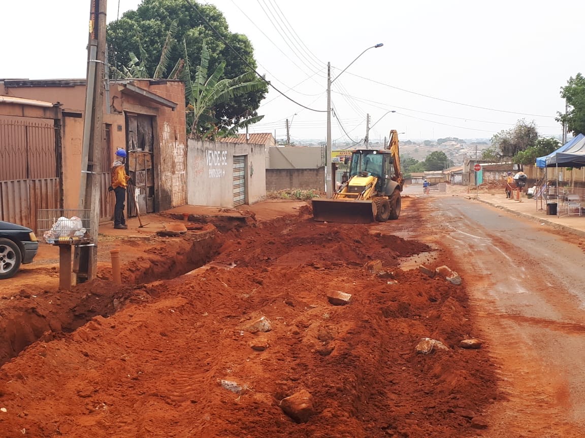 Obras de esgoto beneficiam mais de 11 mil moradores de Trindade